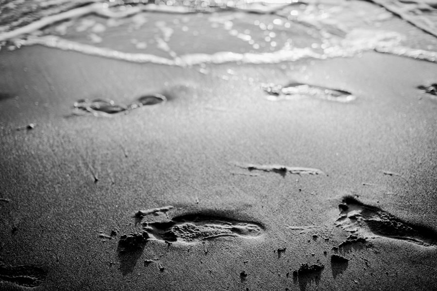 sesja nad morzem ślady stóp na piasku