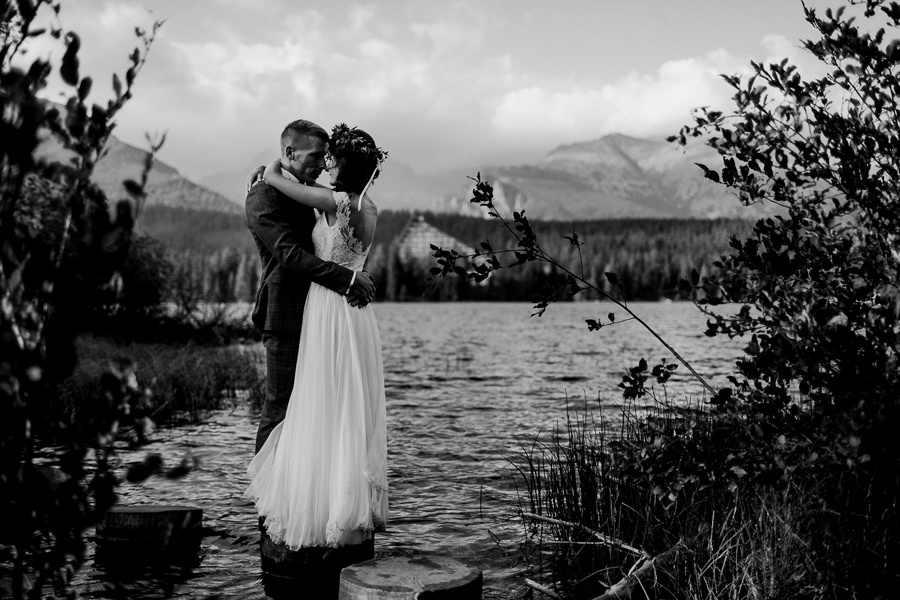 plener ślubny nad jeziorem