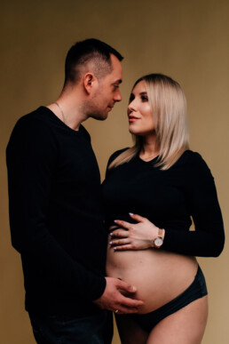 w co ubrać się na sesję ciążową, sesja ciążowa z mężem